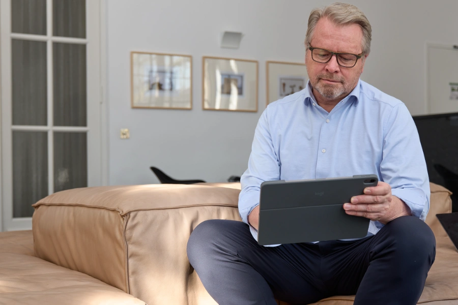 Executive coach Friedemann Derndinger arbeitet konzentriert am Notebook.