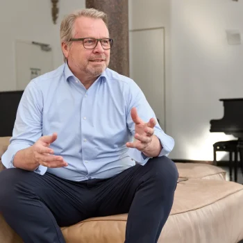 Executive Coach Friedemann Derndinger im Gespr?ch mit einem Vorstand, der aus Diskretionsgr?nden nicht auf dem Foto zu sehnen ist.