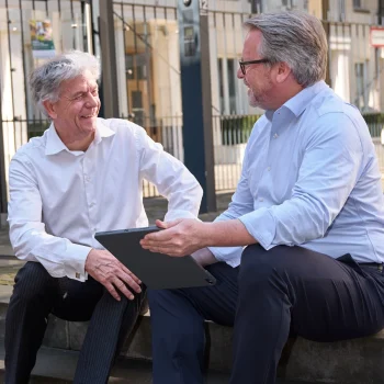 Friedemann Derndinger im Gespr?ch mit einem Teammitglied w?hrend eines Team-Coachings