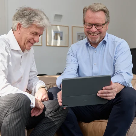 Friedemann Derndinger im Einzelgespr?ch mit einem Team-Mitglied w?hrend einer Team-Coaching-Session.